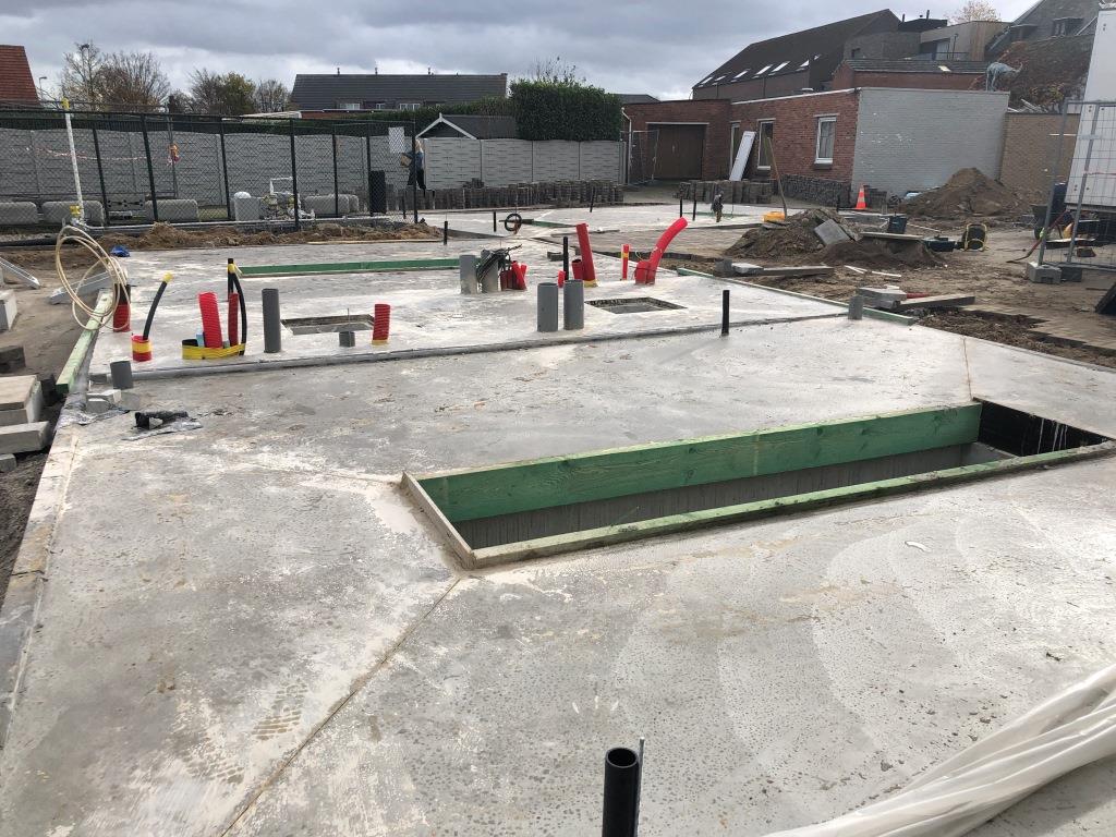 De beton is bijna voldoende uitgehard om verder te werken.